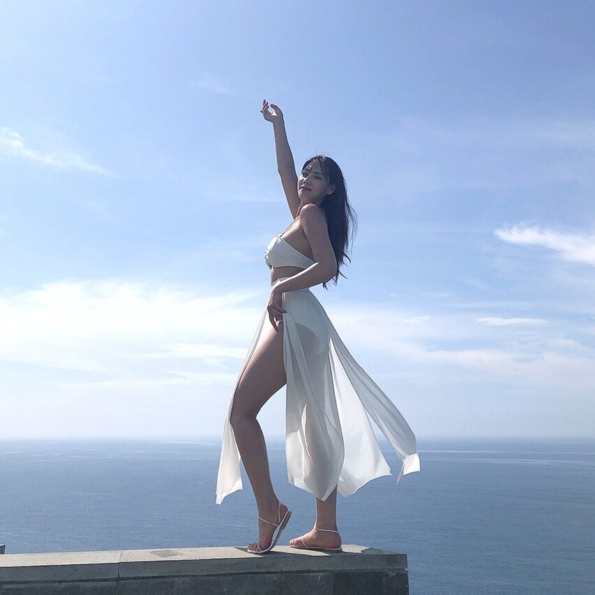 New Korean ins style split with chest pad swimsuit women's white new fairy fan photo bikini swimsuit