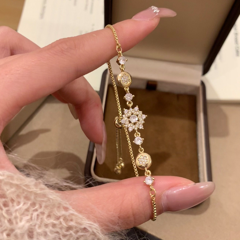 Cool and Sparkling Diamond Snowflake Bracelet, Exquisite and Ultra-Shiny, Light Luxury, Sweet and Adjustable Hand Accessory for Women, Exquisite and Light Luxury