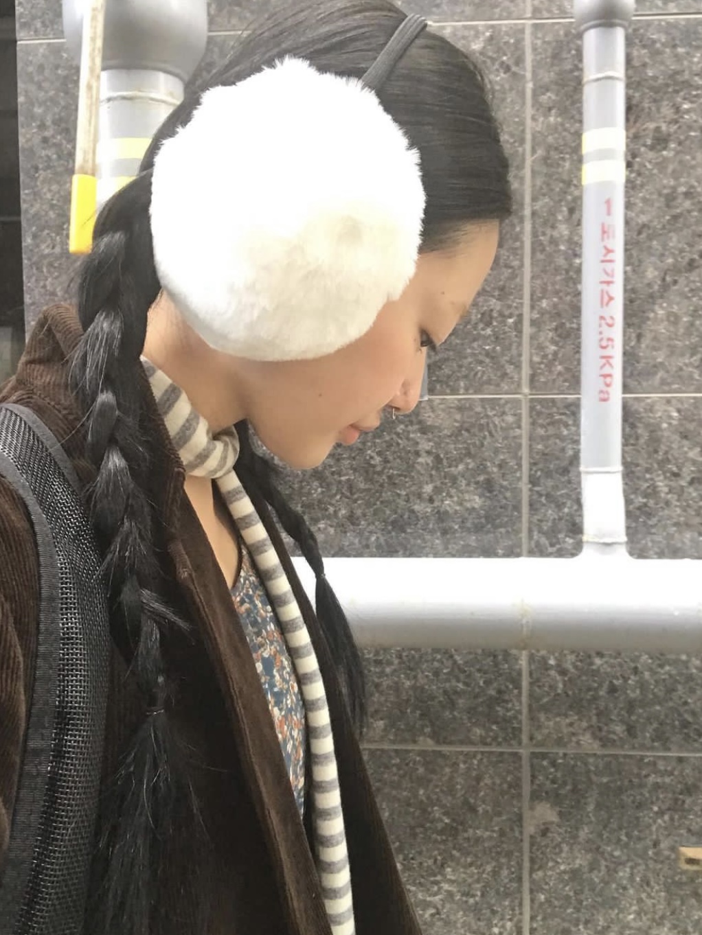 Three N white minimalist warm wool suede protective ear cover ins cute and chill winter thickened ear warm cover-Taobao