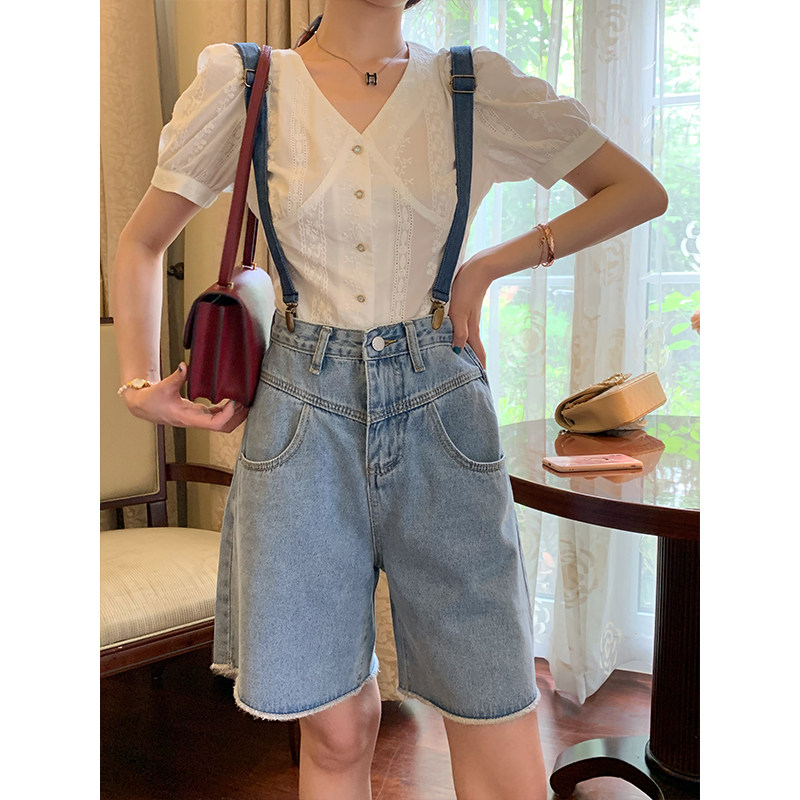 Great Eees to hold the baby bag clip