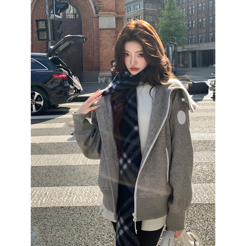Earth Store Gray Loose-Fitting Sports Wool Thick Coat Winter Coat for Women with a Unique and High-End Design