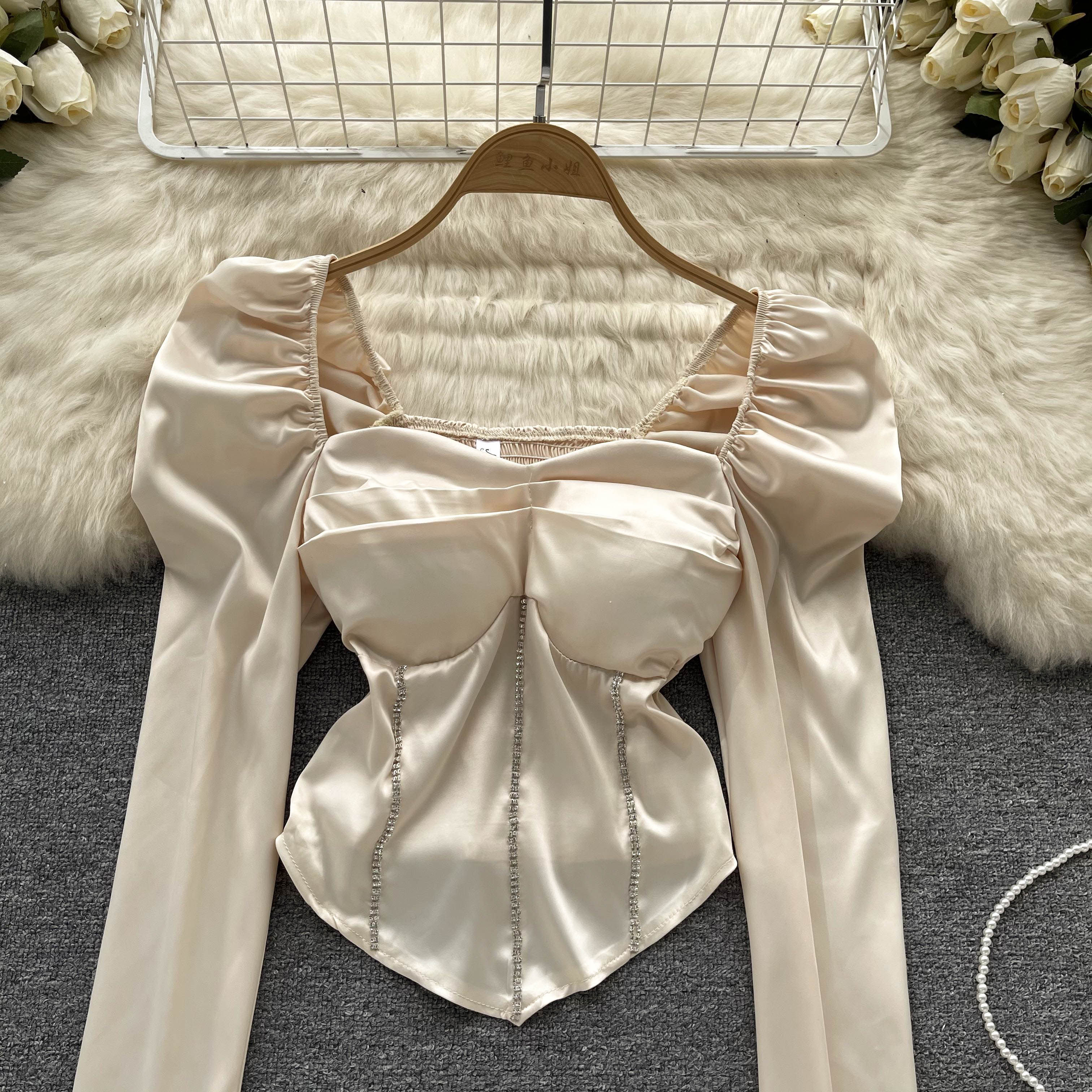 Дизайнерская осенняя рубашка, короткое термобелье, тренд сезона, рукава фонарики, квадратный вырез       