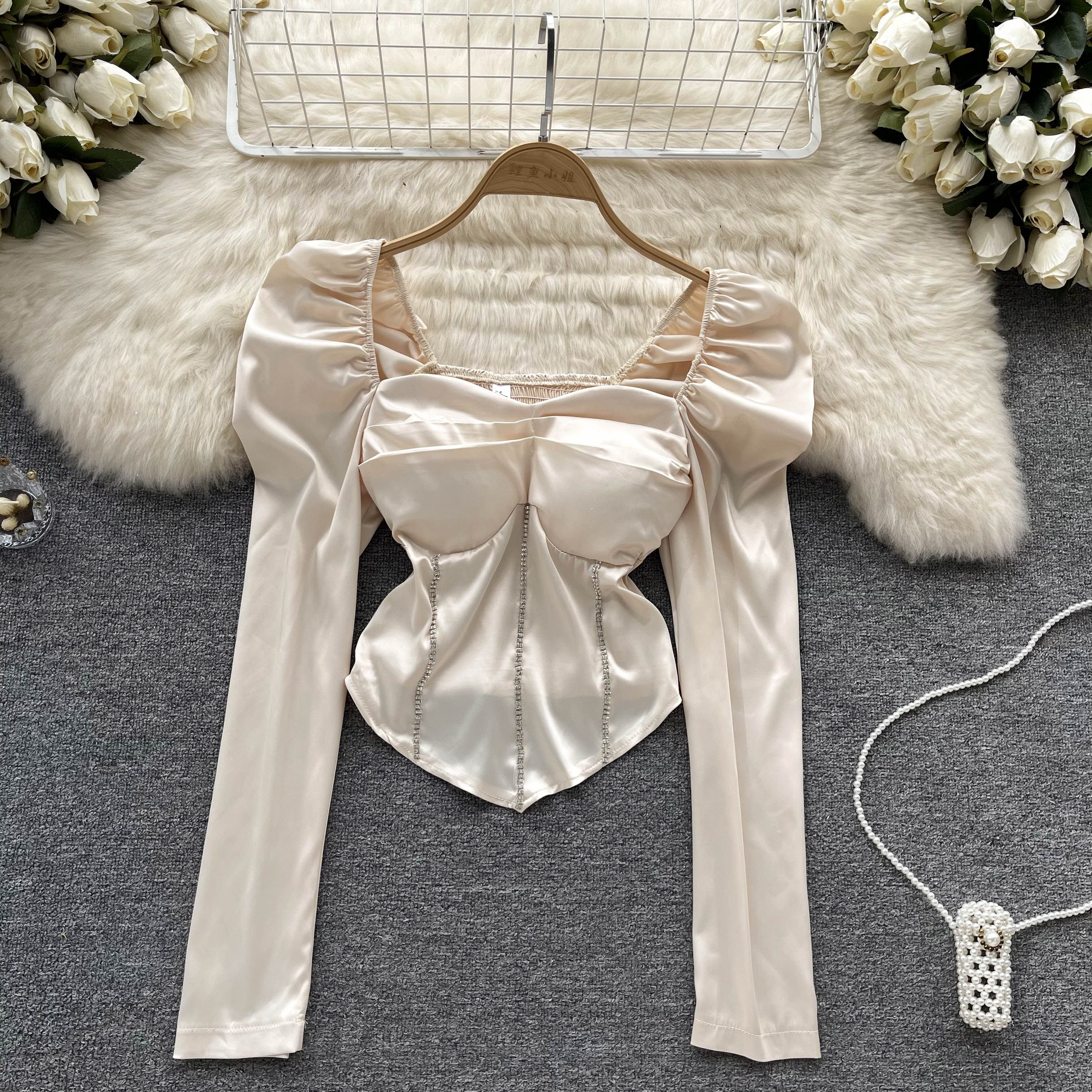 Дизайнерская осенняя рубашка, короткое термобелье, тренд сезона, рукава фонарики, квадратный вырез       