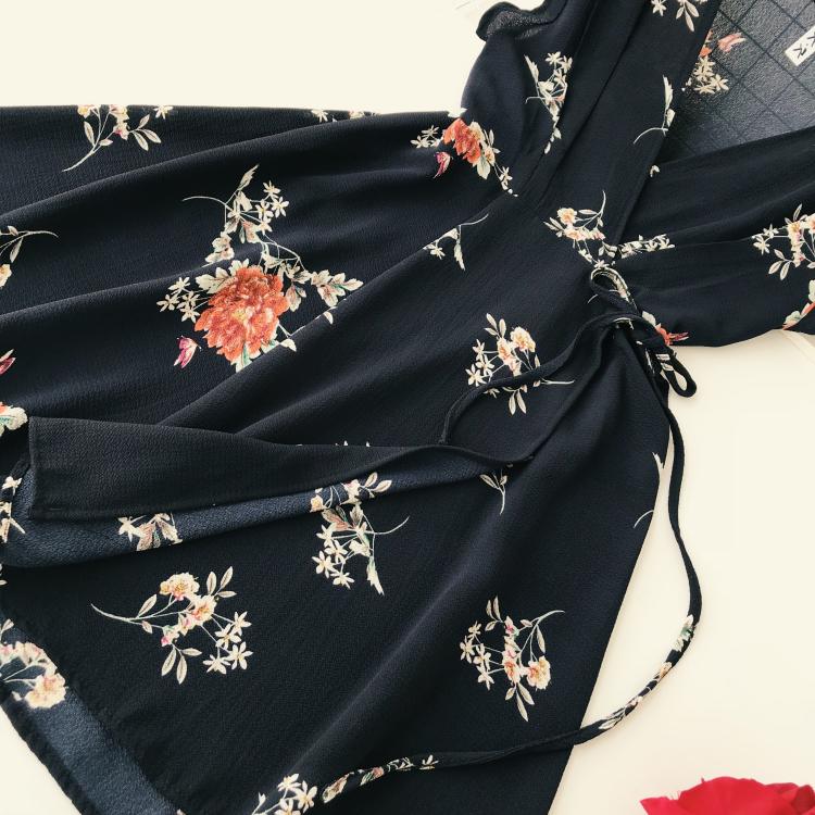 Mùa hè 2018 mới gợi cảm vòng eo ngắn tay chữ V với một chiếc váy xòe in họa tiết nữ lớn váy chiết eo