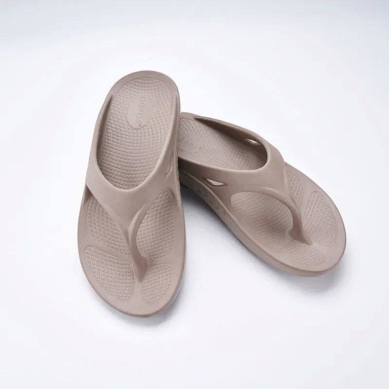 сланцы oofos original sandals - lightweight recovery shoes slippers