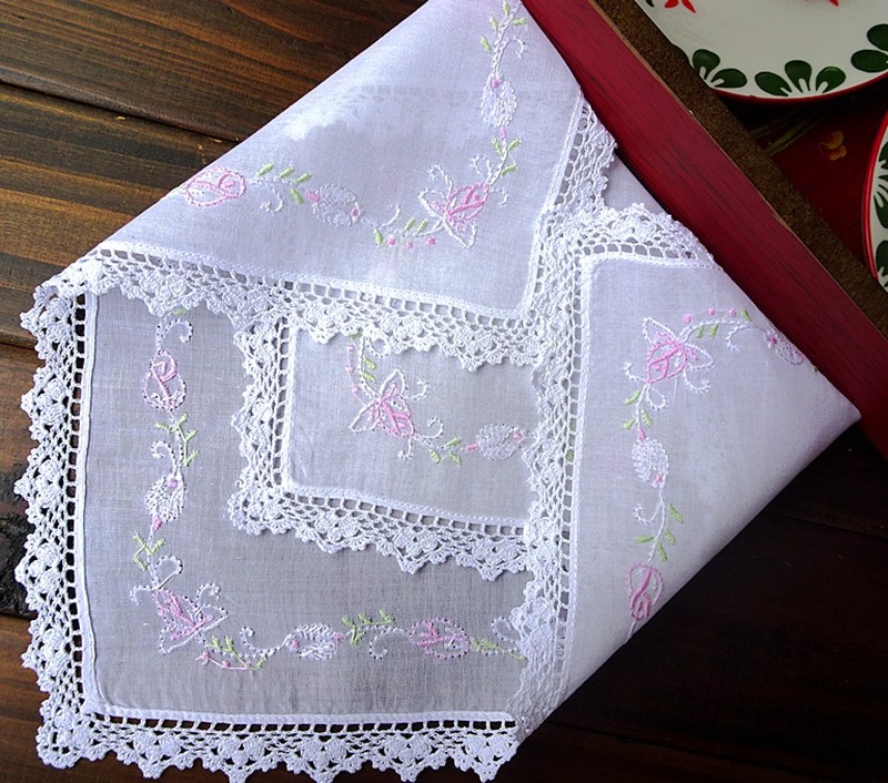 Foreign trade handmade embroidered crochet-edged vintage women's handkerchiefs, square scarves, blankets, souvenirs, white background, 31CM, pink roses