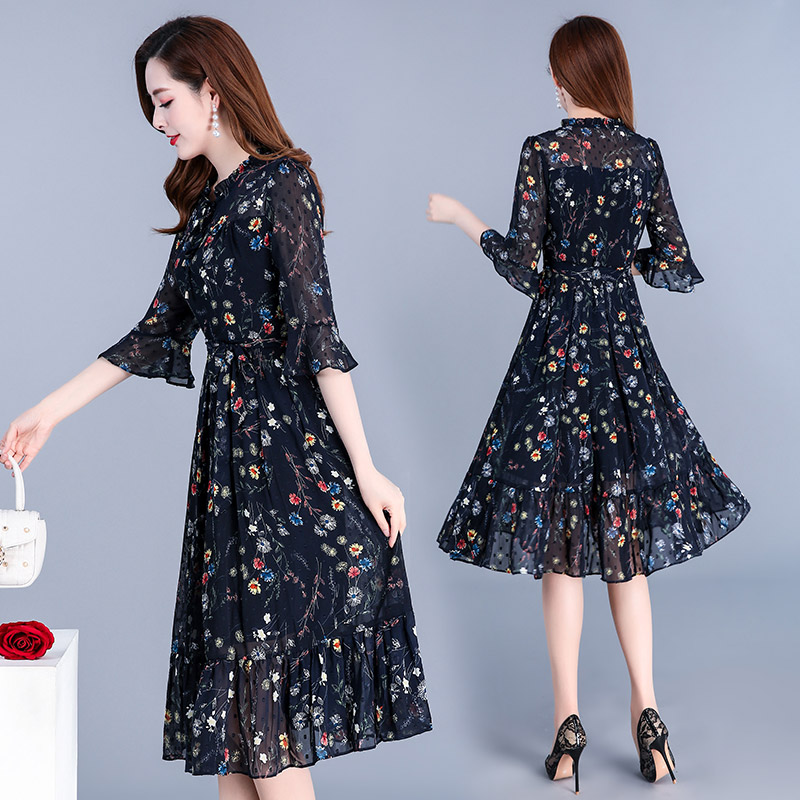 Socialite high-end noble lady middle-aged female soil 2020 new small chamomile chiffon floral five-point sleeve dress Zixia