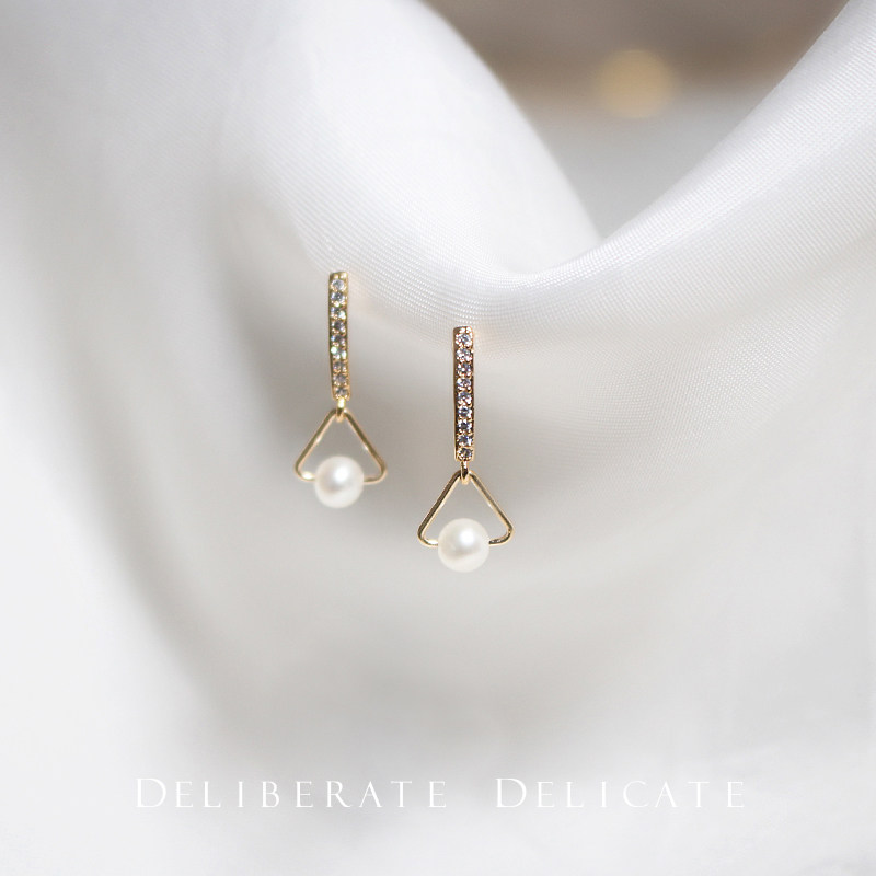 DD Anti-Allergy Zircon Earrings Earrings Woman Suitable for round-face ladies Extremely Light Pearl Mosquito Coil with ear clip without earbuds