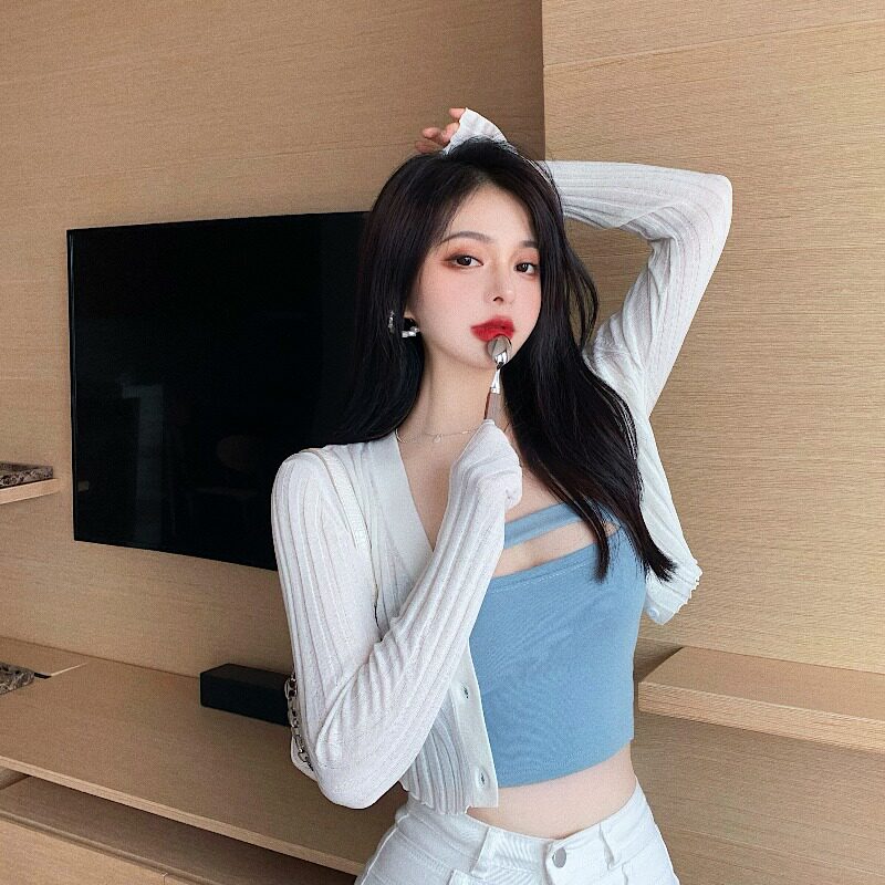 2022 Spring loaded with new long sleeves V collar short piece of body white slapped bottom knit cardio-hoodie with small jacket blouses