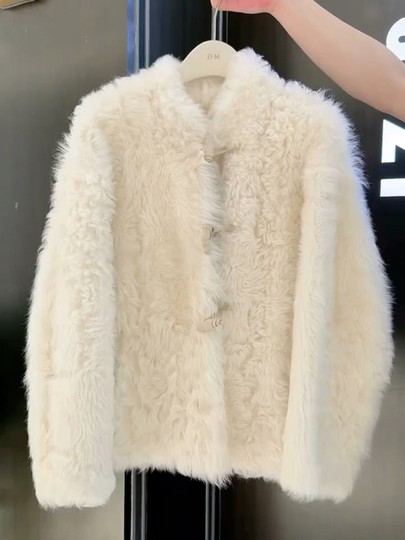 韩系高级感米色牛角扣环保毛毛短外套女2025秋冬新款洋气时尚上衣