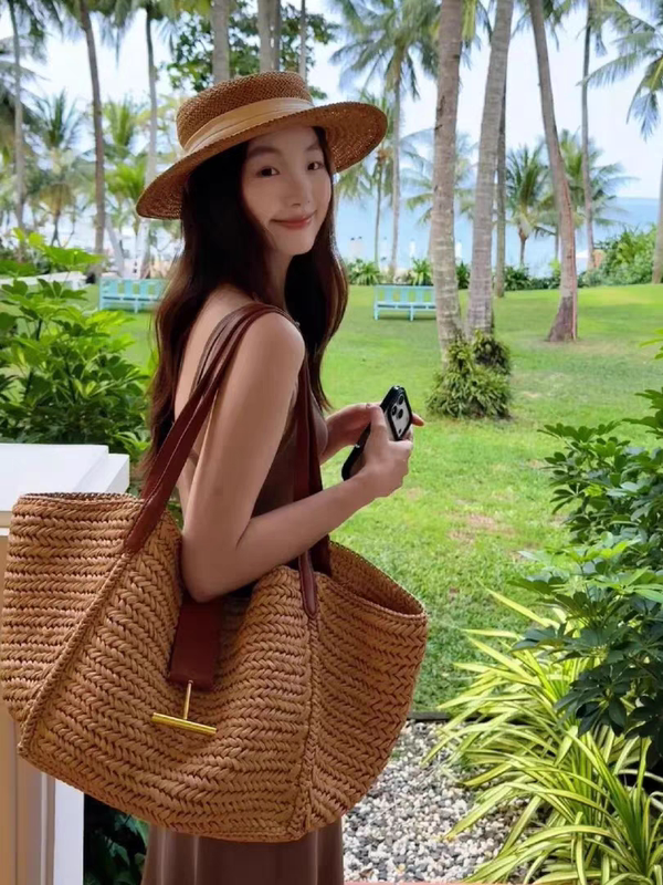 Hong Kong-Made High-End Woven Straw Bag, Bohemian Style Seaside Vacation Raffia Shoulder Bag Hong Kong-Made High-End Woven Straw Bag, Bohemian Style Seaside Vacation Raffia Shoulder Bag
