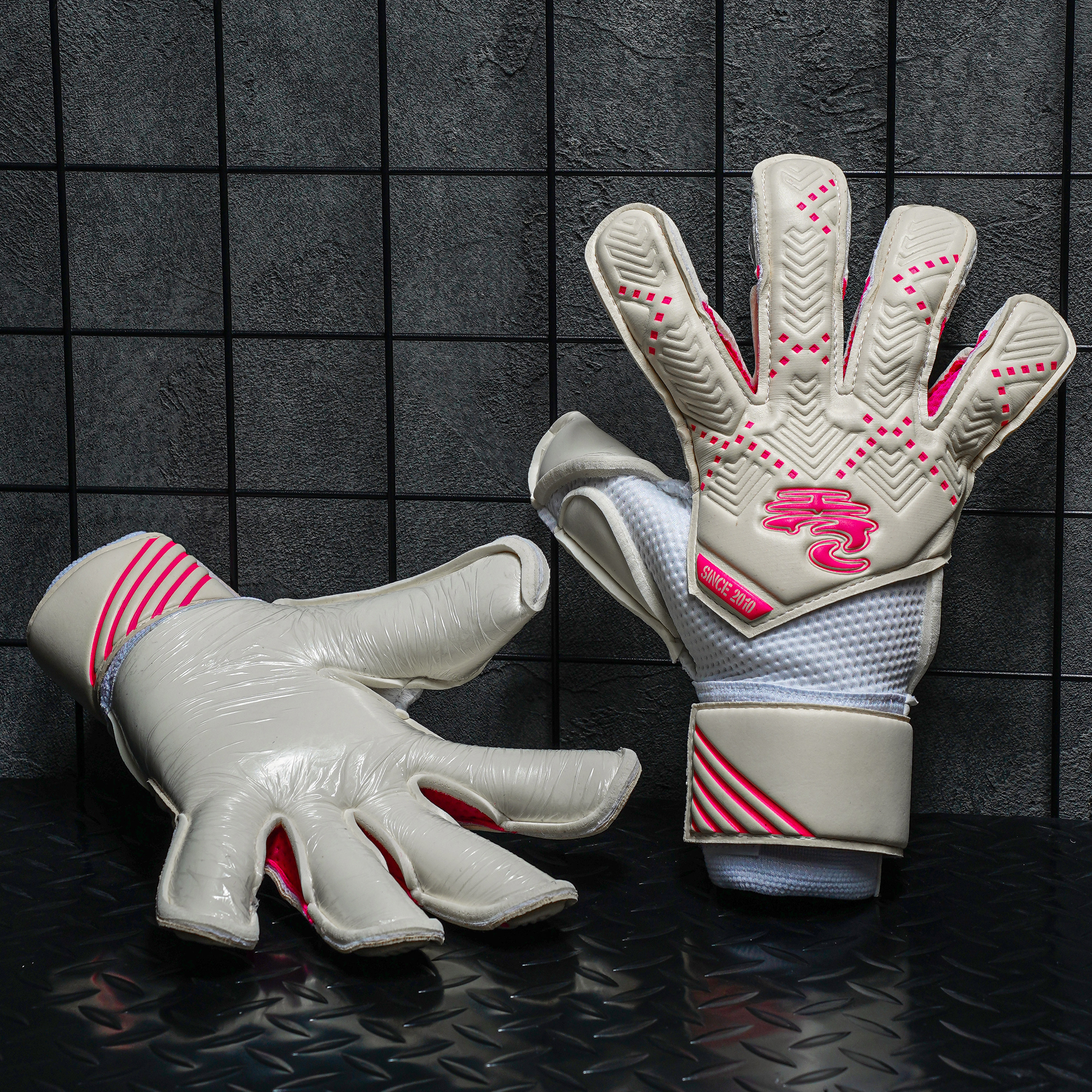 门将之家龙事达2025岩基系列：5mm厚乳胶手套，守门员的终极守护神！-守门员手套-淘宝好物网