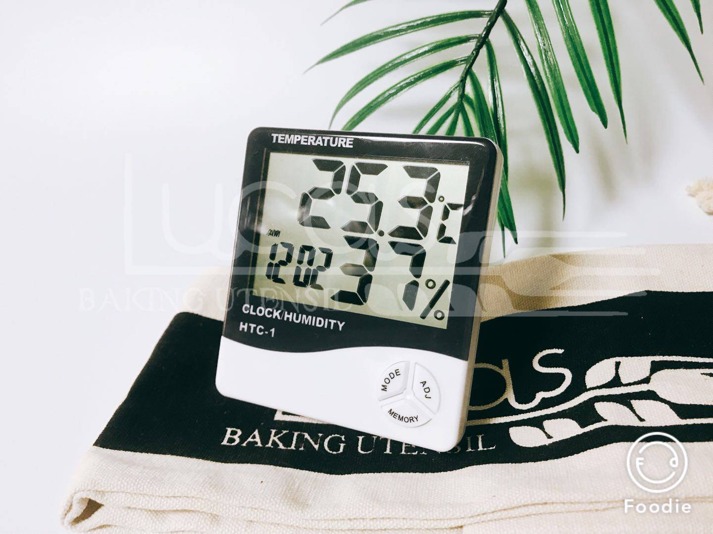 Wall-mounted temperature meter electronic humitometer for baking with temperature and humidity meter