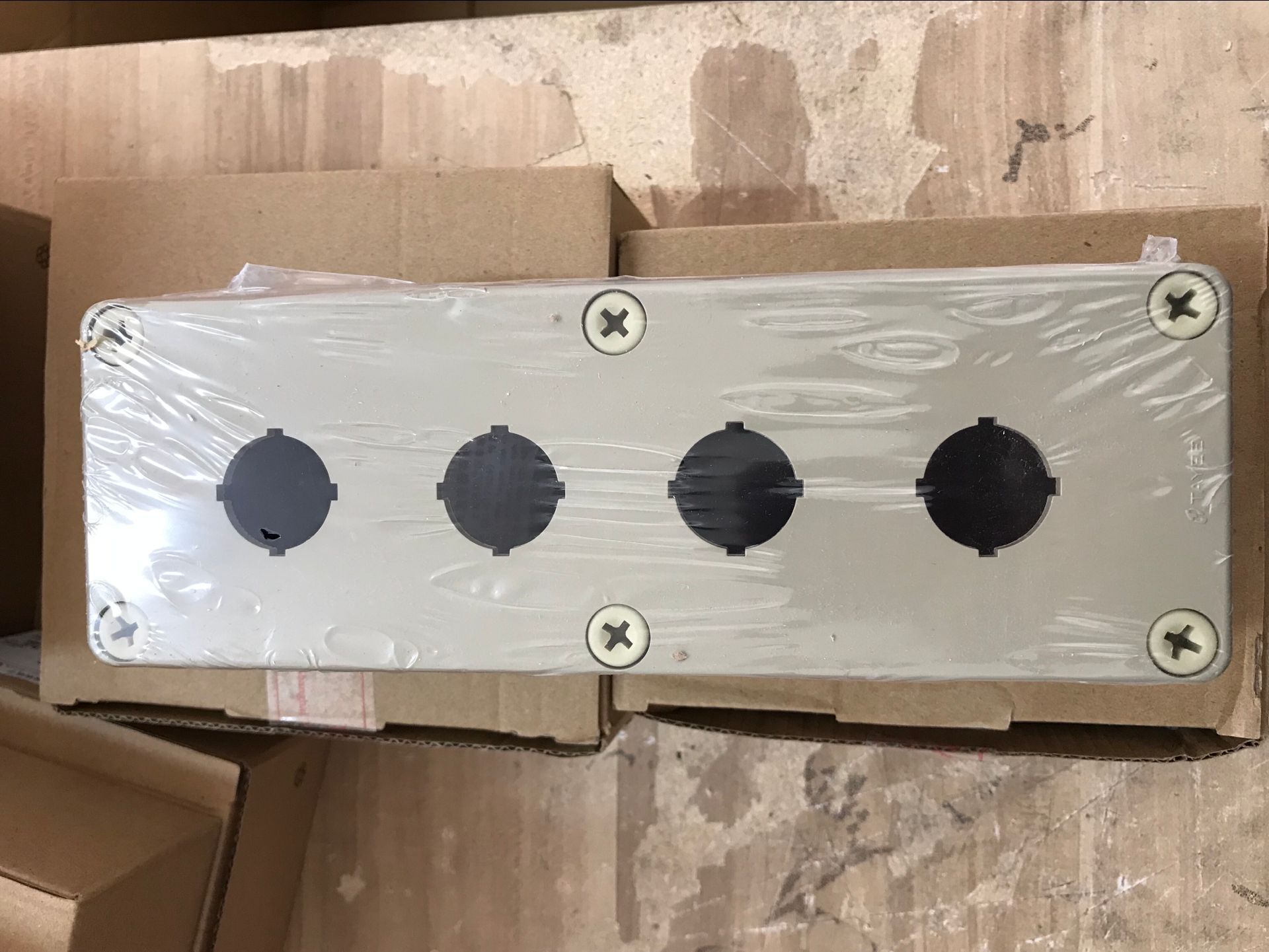 Shanghai Tianyi ABS 4-hole button box control box TYX4S switch box 22 aperture junction box 220 * 75 * 65