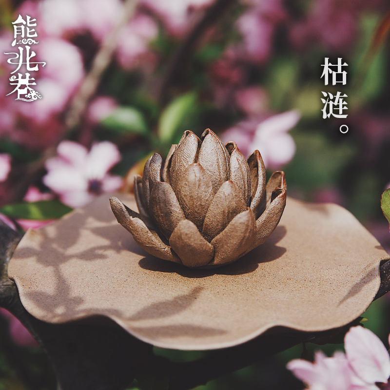 Manual incense inserted in a rough clay Zen meditation Buddhist town paper lotus flower scenographic seat disc pendulum piece