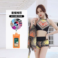 Оранжевый купальник, плавательная шапочка, мобильный телефон