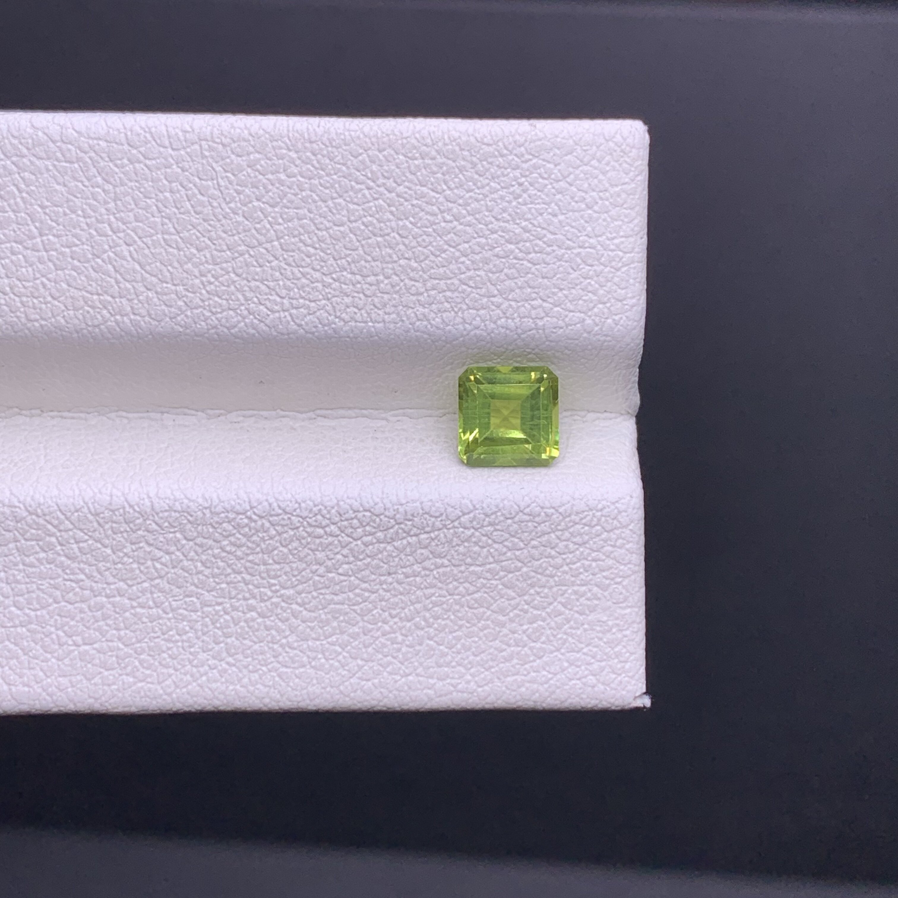 Natural high-quality peridot square loose stone 5x5mm can be inlaid with 18k gold, silver rings, pendants, earrings, etc.