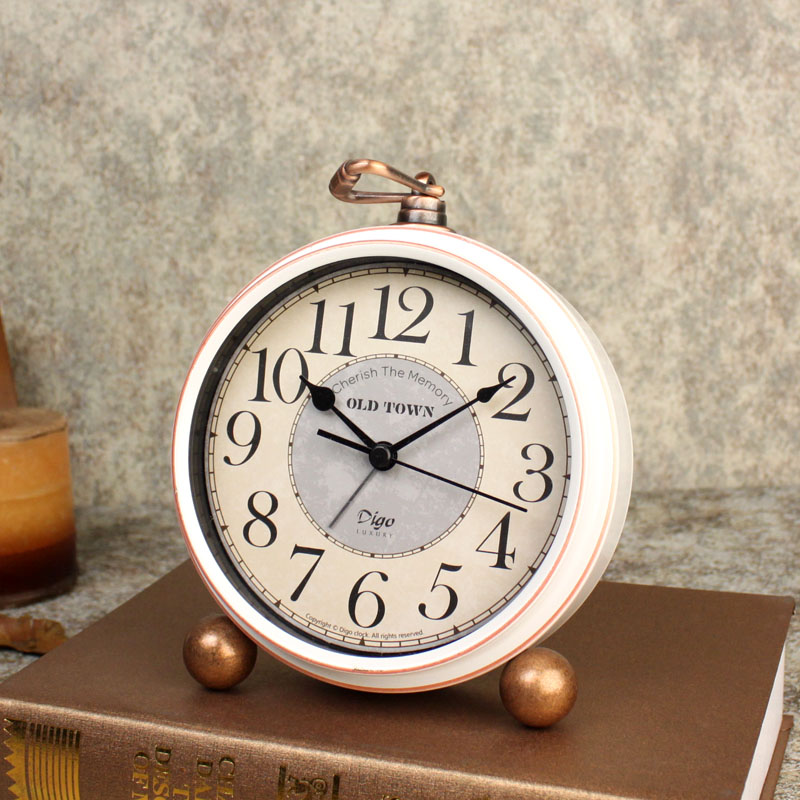 Small watch swing desktop alarm clock swing piece desktop clock home living room American personality seat clock quartz small seat clock