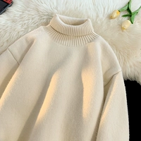 Бежевая водолазку