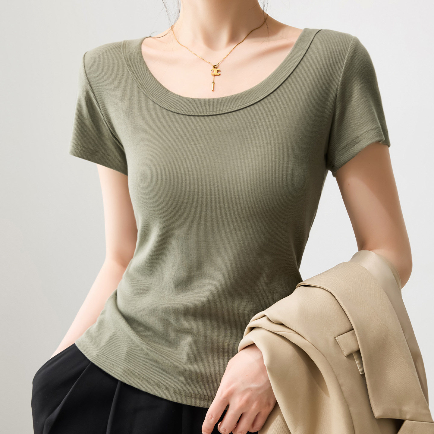 無地のラウンドネック半袖Tシャツ（女性用）、新しいサマースタイル、汎用性、スリムフィット、コットンベースレイヤー、Uネックトップス。