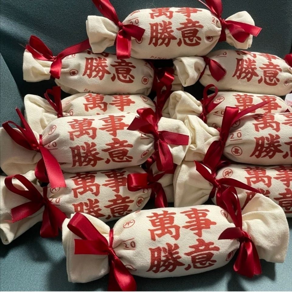 New Year's gift bag Packaging 2022 Tiger years Handbags accompanied by hand Lilly Wedding Festive Candy Packaging Canvas Bag Creativity