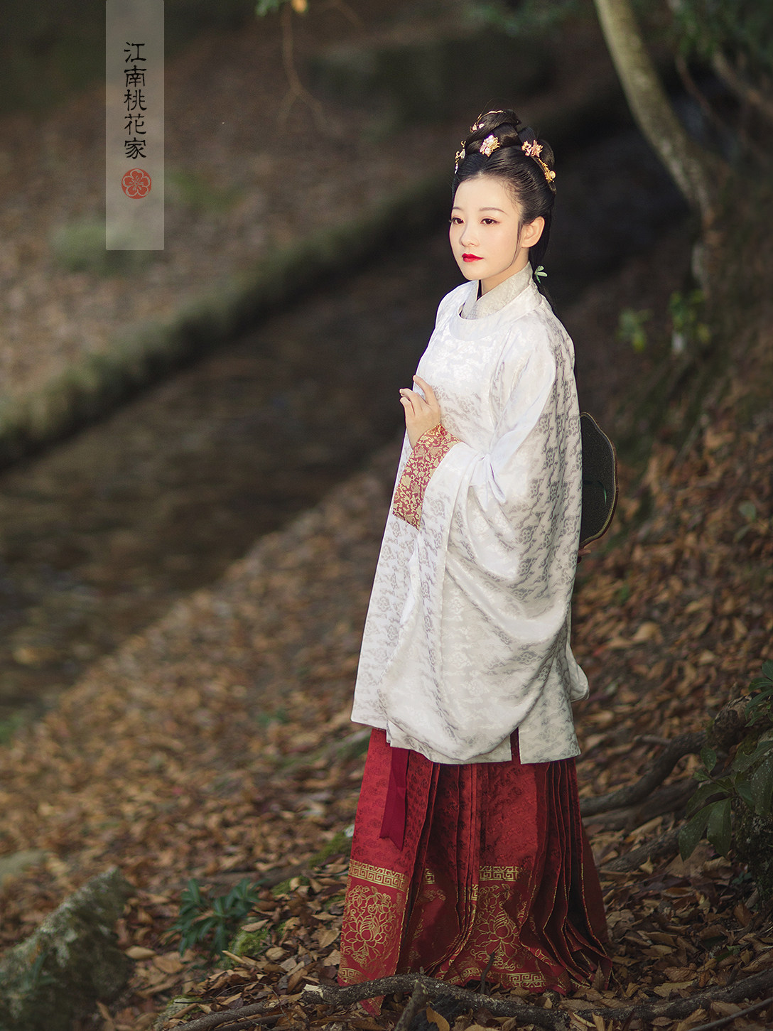 (Plum makeup)Jiangnan Peach Blossom Home new Ming Han clothing custom spot white round neck coat red woven gold horse face skirt