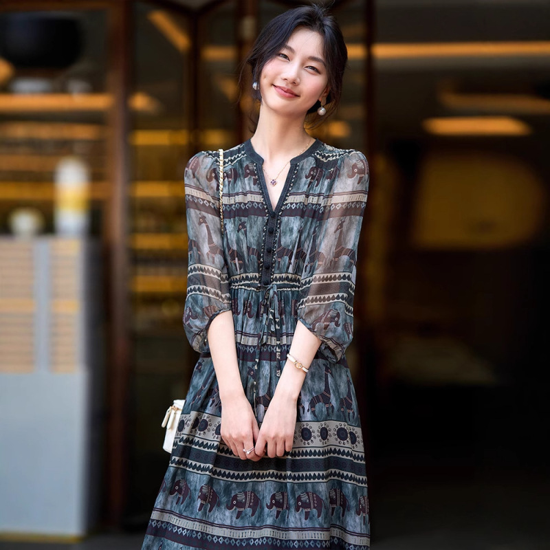 Original~ High-End, Fashionable and Trendy Printed Silk Dress, New Style That Covers the Body and Makes You Look Slimmer, Mid-Length Mother's Dress