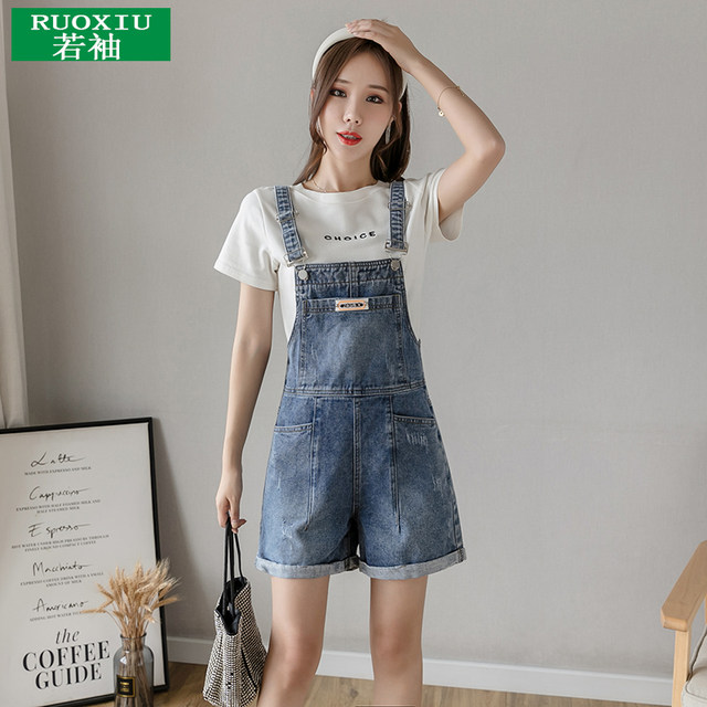 ນຸ່ງເສື້ອສັ້ນ denim suspender ສໍາລັບນັກສຶກສາ 2024 summer jumpsuit ບາດເຈັບແລະມ້ວນ hem scratched denim ຂາກວ້າງຂາສັ້ນສໍາລັບແມ່ຍິງ