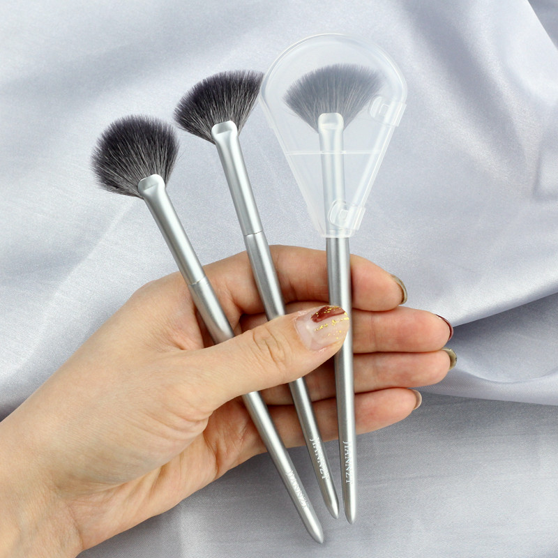 Moonlight series wool fine light front fan-shaped high-gloss brush Remaining powder brush brighten under the eye makeup free portable dust cover