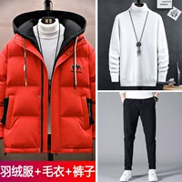 Красный пуховик, белый свитер, флисовые штаны для отдыха