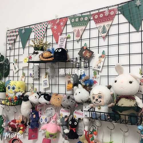 Девушка -сердце кукол на полке сетка красная спальня живая фоновая фоновая фона стена Даосская студенческая общежитие висящая настенная железная сетка