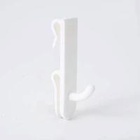 Двойной одинарный крючок белого цвета среднего размера.