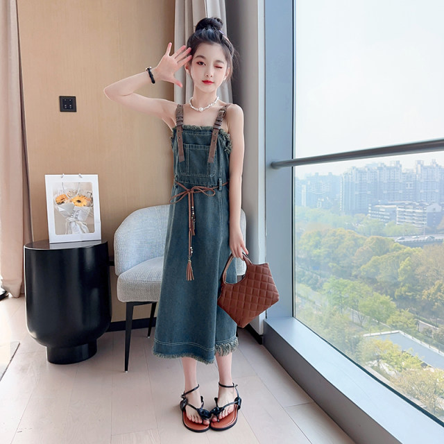 Girls denim dress summer 2023 new middle and big boys retro little girl fashionable suspender skirt denim skirt