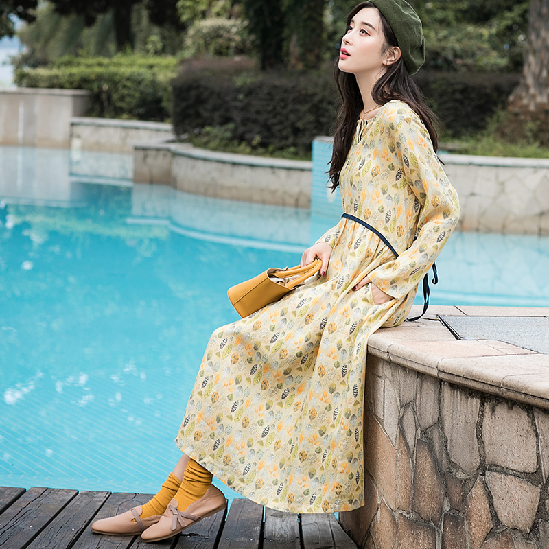 Ran Chang's original 2022 female yellow leaf printed dress temperament spring and autumn socialite knee-high small V-neck dress