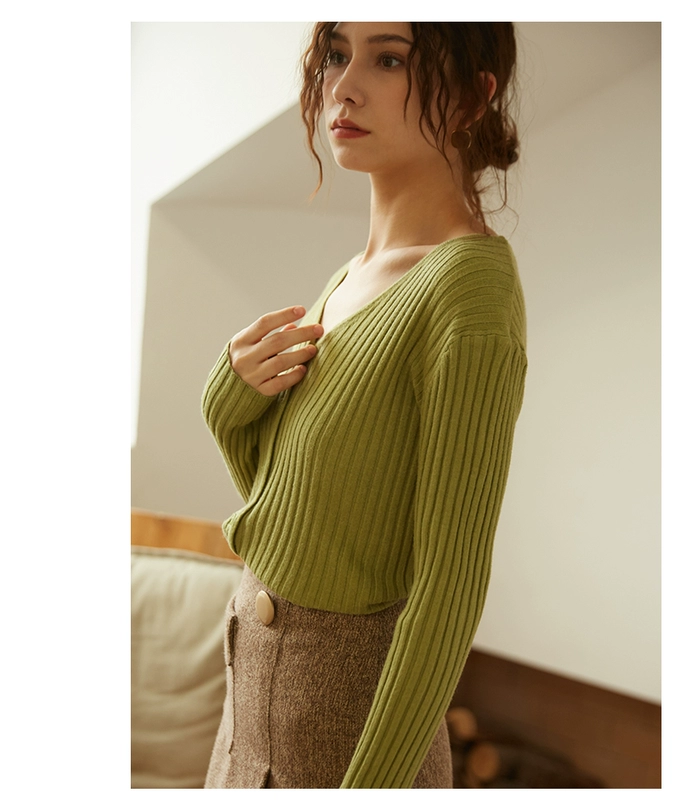 Áo sơ mi mỏng chạm đáy áo len dệt kim nữ mang mùa thu mới retro giảm béo thon gọn bên ngoài áo len cổ chữ v - Cardigan