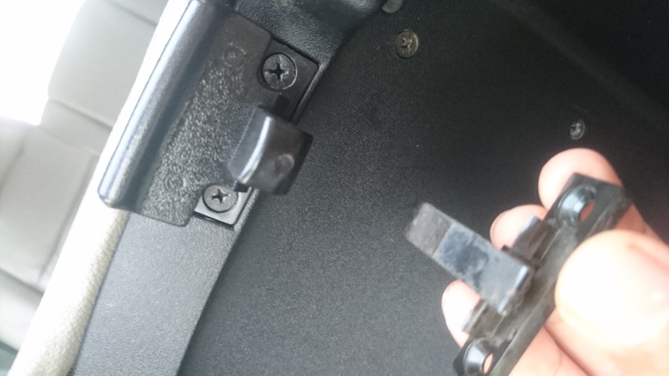 Pajero v73v97v93 armrest siết chặt công tắc chụp chốt xử lý hộp lưu trữ ban đầu CFA2031 tay thắng xe vision