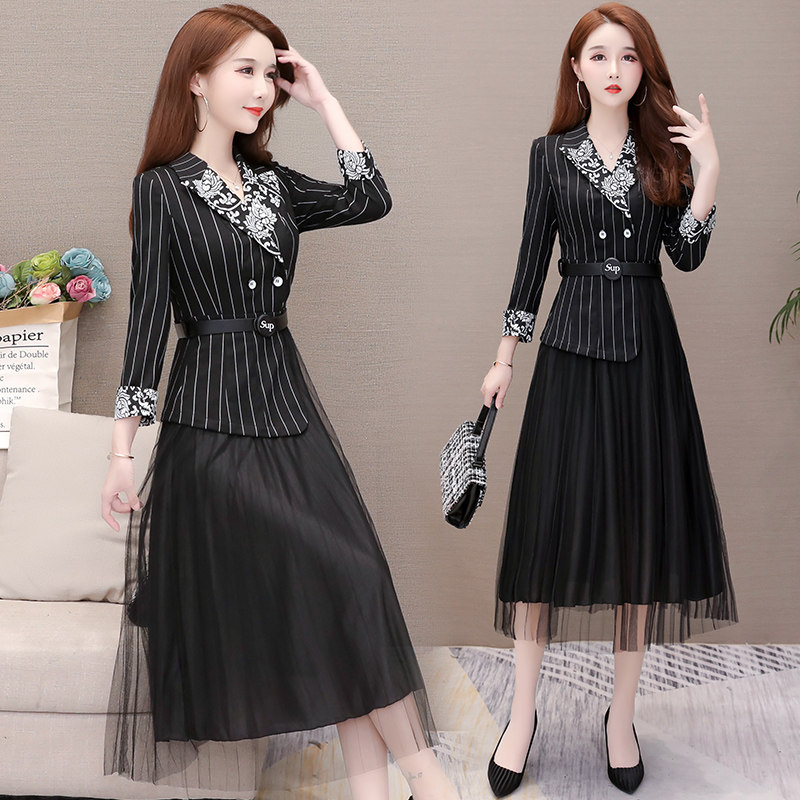 Fake two foreign clothes 2019 Spring and autumn new Korean version Body Fashion 90% Sleeves Cashew Slim Mesh Yarn Plexu Dress