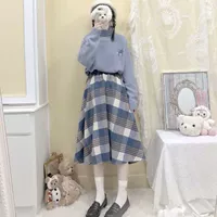 Синий свитер, синяя длинная юбка