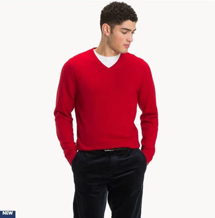 Trên kệ của cửa hàng vi mô shop quần áo nam