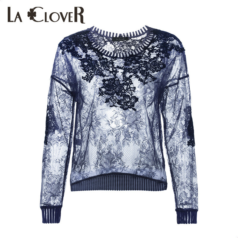 Label lace wears a series of round-collar long sleeve coats LC81FA1