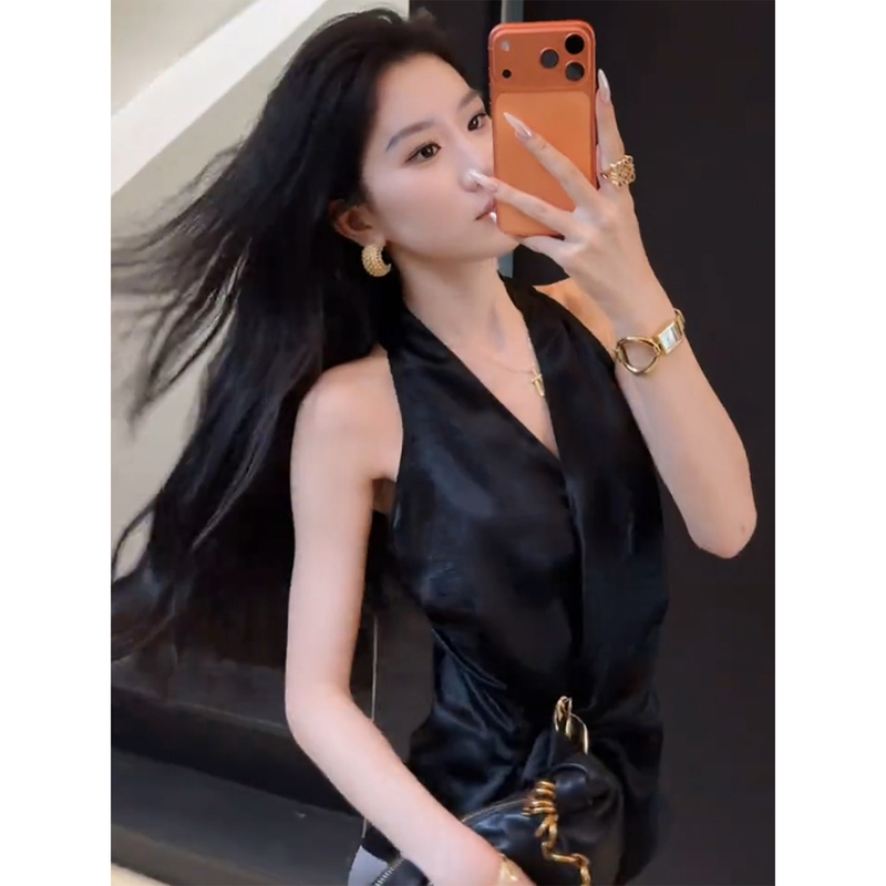 Beautiful and Stunning Halter Neck V-Neck Tank Top for Women, Summer High-End Light Luxury, Waist-Cinching, Slimming, Versatile Thin Top Beautiful and Stunning Halter Neck V-Neck Tank Top for Women, Summer High-End Light Luxury, Waist-Cinching, Slimming, Versatile Thin Top