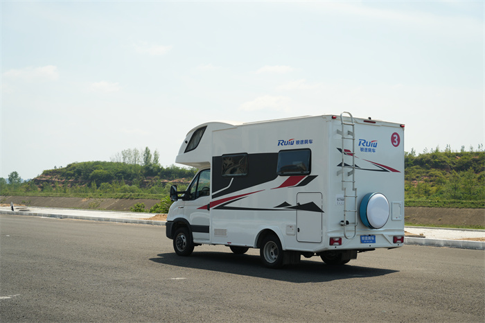 湖北依维柯大通C型房车：城市间的流动家园