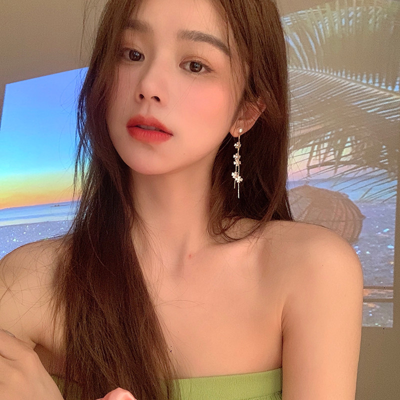 In 2021, new ear - decorated long - edition light luxury flower flower Su earrings of simple fashion high - speed high - sensory ear crash