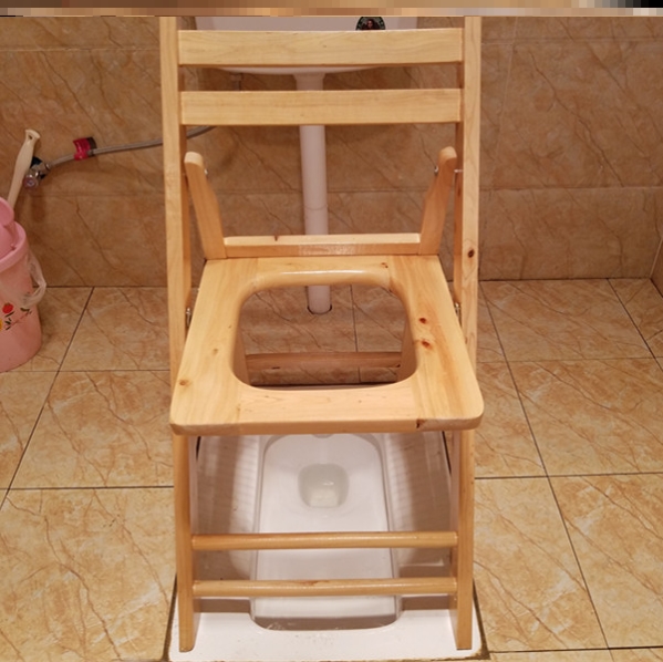 Sitting in the toilet, the stool for the elderly, the toilet is strong and durable.