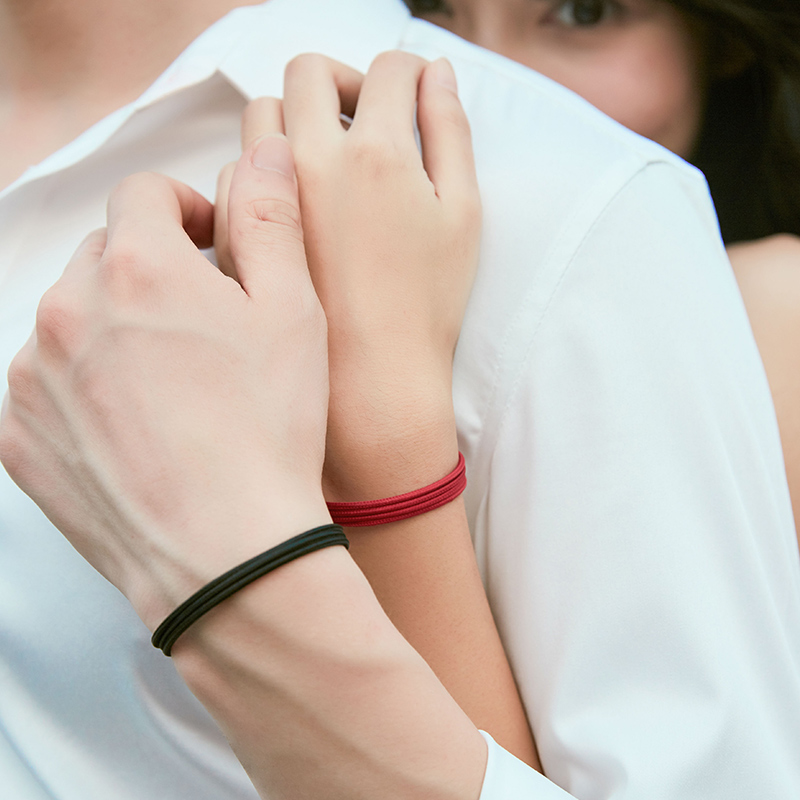 Couples hand in a pair of women's pure silver lovers's small crowddesign phase suction magnet bracelet lukewarm craze