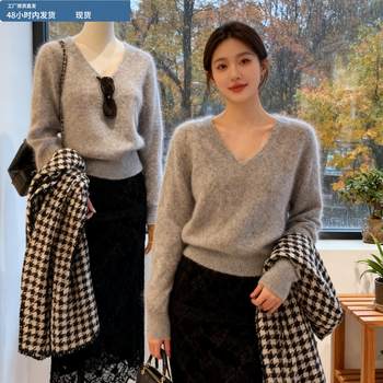 Gray v-neck short sweater for women, autumn and winter 2025 new hot style, can be worn outside and inside with a base layer sweater top