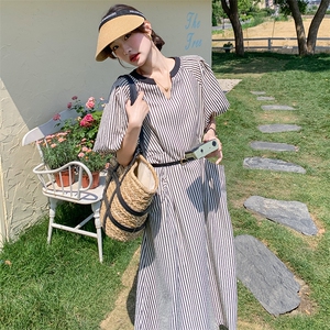 韩系时尚泡泡袖条纹连衣裙女2025夏季新款设计感洋气V领显瘦长裙图片