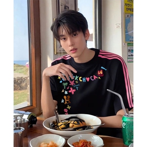 抖音得物品质二开240克宽松纯棉美式潮牌印花三条杠中性风短袖T恤图片