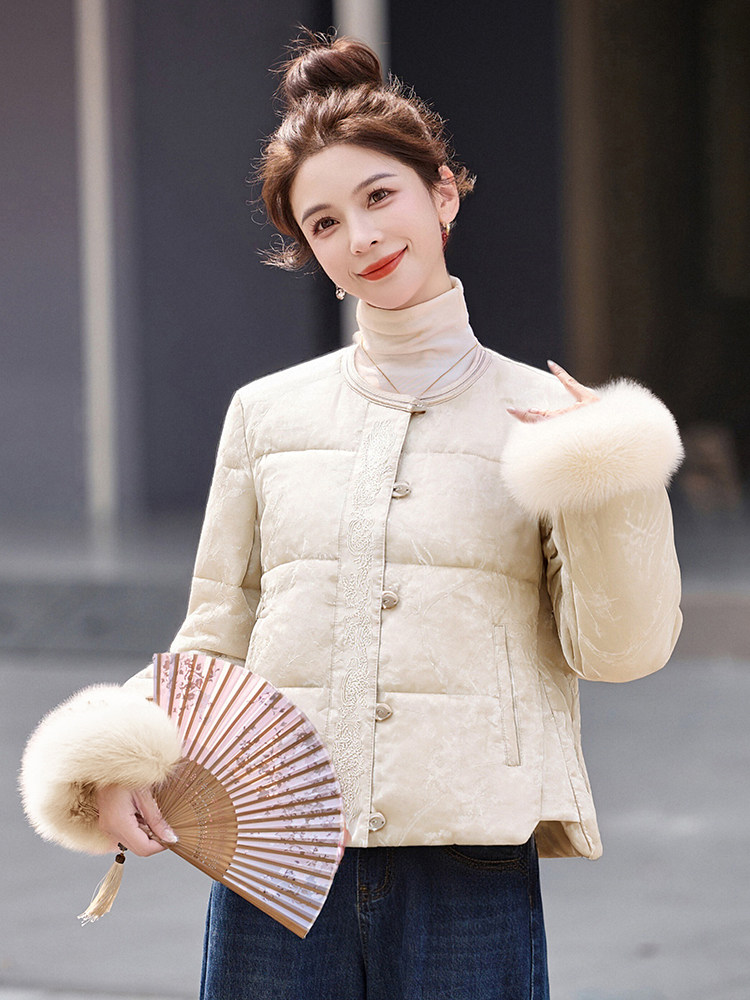 现货。2025年潮冬季真狐狸毛重工刺绣钉珠短款新中式羽绒服新款,女装羽绒服,艾仟回(原伊仟回)