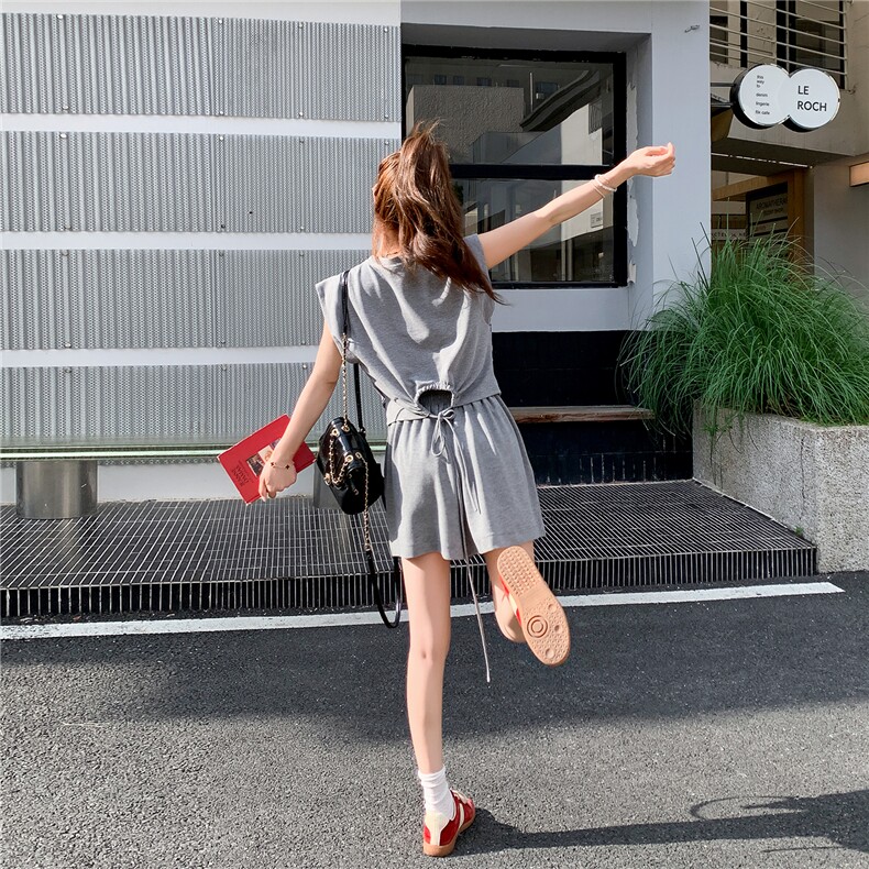 2025夏季休闲灰色运动风套装女设计款后背镂空系带T恤短裤两件套,女装套装/套裙,浙宝A馆126